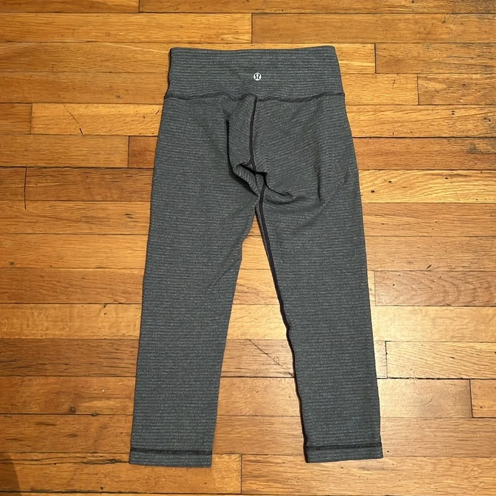Lululemon Wunder Under Crop Reversible Tights in Grey, size 4 - Picture 11 of 12